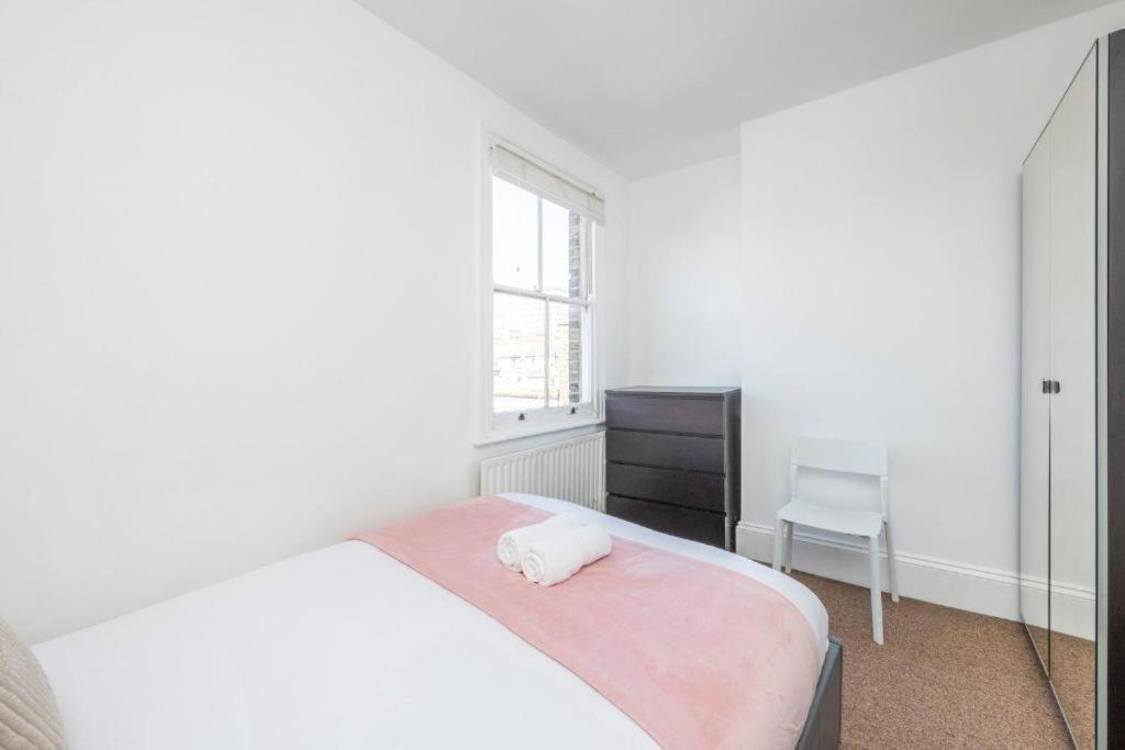Luxury 4 Bedroom Flat With Stunning Shard View From Terrace In Central London! Next To Station, Sleeps 9 Room photo