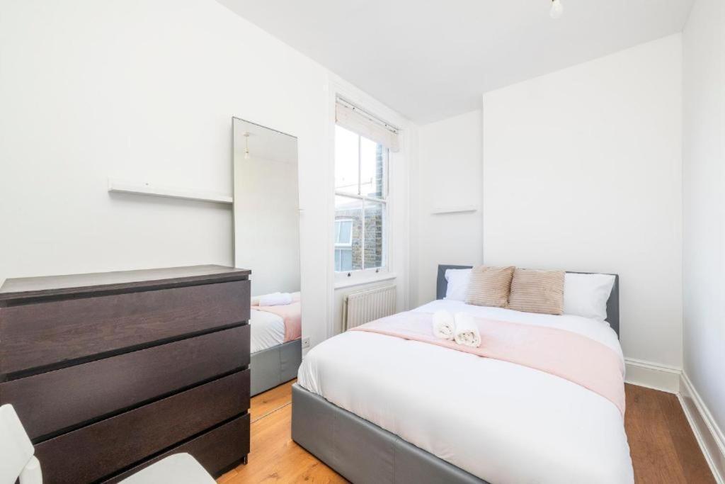Luxury 4 Bedroom Flat With Stunning Shard View From Terrace In Central London! Next To Station, Sleeps 9 Room photo